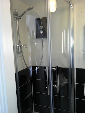 Basic Double Room, 1 Katil Kelamin (Double) | Bilik Mandi | Gabungan pancuran/tab mandi, kelengkapan dandanan diri percuma 