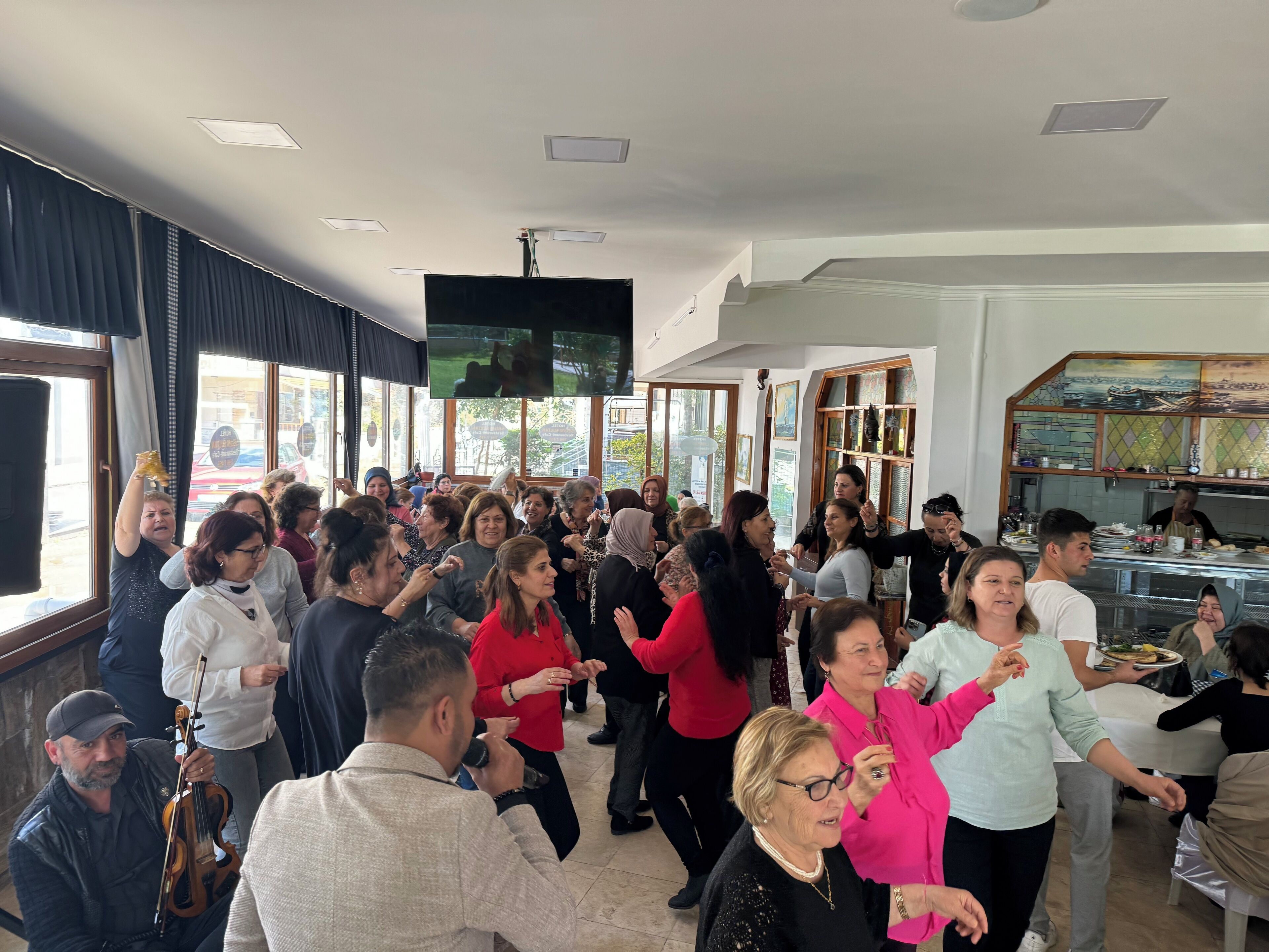 供应早餐和晚餐