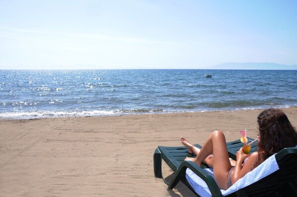 Playa privada, camastros y sombrillas