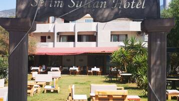 Deluxe-Zimmer, 1 Doppelbett oder 2 Einzelbetten, Balkon, Meerseite | Blick auf den Garten