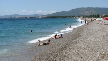 Privatstrand, Liegestühle, Sonnenschirme