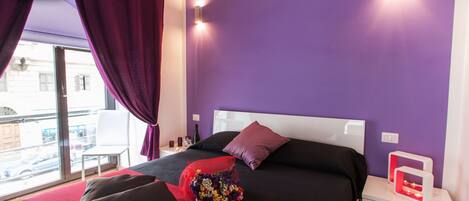 Schreibtisch, Bügeleisen/Bügelbrett, kostenlose Babybetten