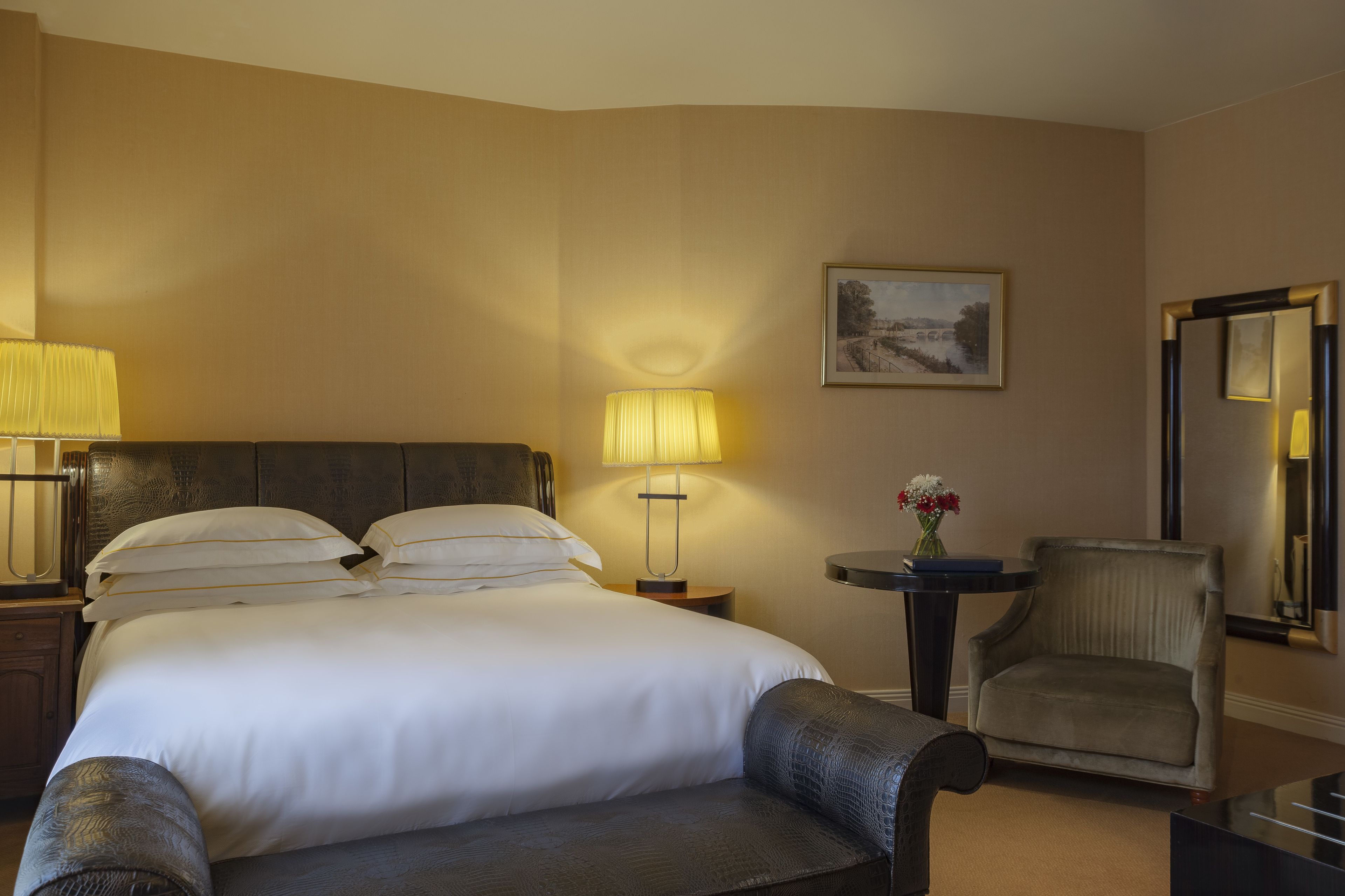 deluxe double room | 1 bedroom, in-room safe, desk, iron/ironing board
