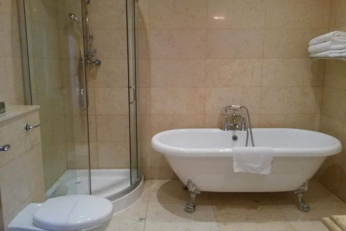 free toiletries, towels