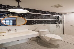 Shower, towels, soap, shampoo - Karnvela Phuket (Phuket)