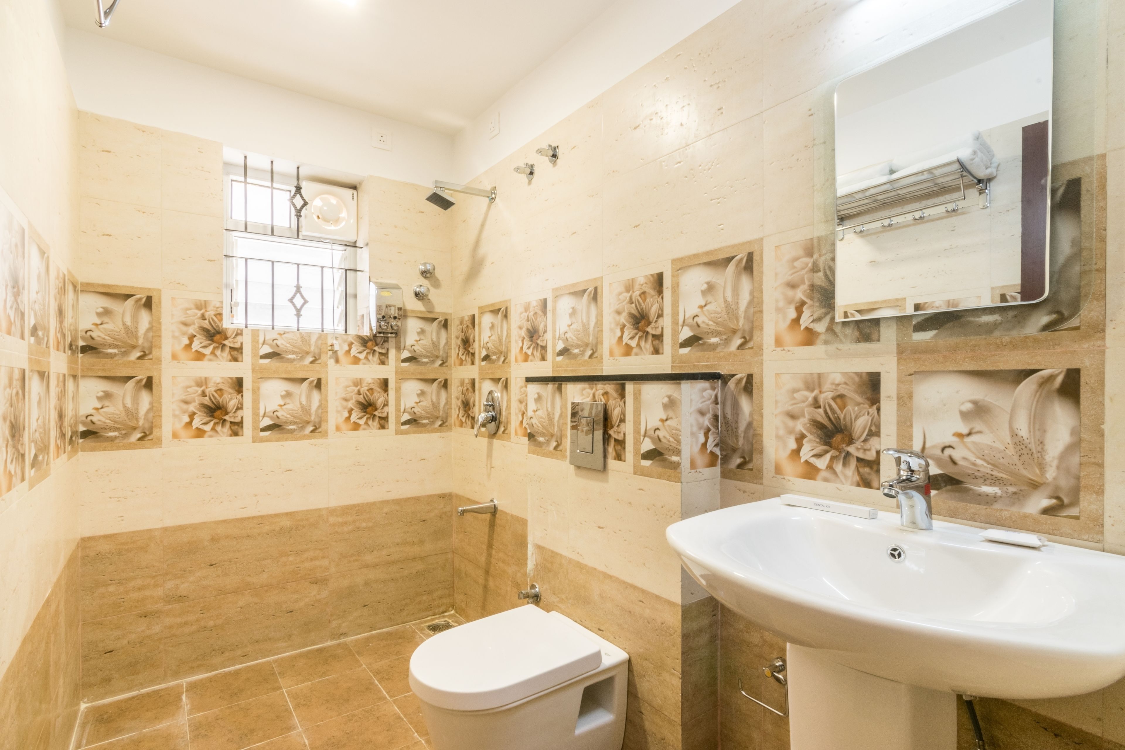Ein Badezimmer mit Dusche, Toilette und Waschbecken.