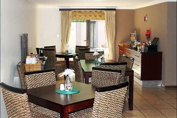 Daily English breakfast (ZAR 95 per person)