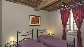 Classic-Doppel- oder -Zweibettzimmer, Gemeinschaftsbad | Schreibtisch, laptopgeeigneter Arbeitsplatz, Verdunkelungsvorhänge