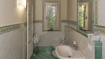 Comfort-Doppel- oder -Zweibettzimmer, mit Bad | Badezimmer | Kostenlose Toilettenartikel, Haartrockner, Bidet, Handtücher