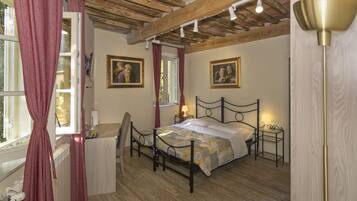 Comfort-Doppel- oder -Zweibettzimmer, mit Bad | Schreibtisch, laptopgeeigneter Arbeitsplatz, Verdunkelungsvorhänge