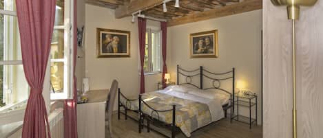 Comfort Double or Twin Room, Ensuite | Desk, laptop workspace, blackout drapes, iron/ironing board