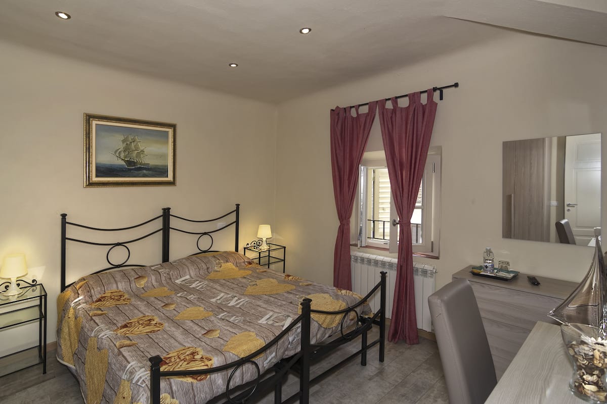 Comfort suite, 2 slaapkamers, privébadkamer | Een bureau, een laptopwerkplek, verduisterende gordijnen
