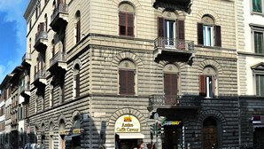 A historic building with multiple floors, featuring arched windows and balconies. - Charming Suite Cavour Heart of Florence (Florence)