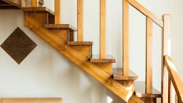 Eine Holztreppe mit Glastrennwand.