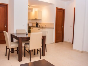Căn hộ, 2 phòng ngủ | Khu vực ăn uống tại phòng