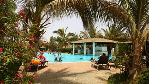 Outdoor pool, pool loungers - AJP Holidays - Tortuga Beach Resort 487 (Sal)