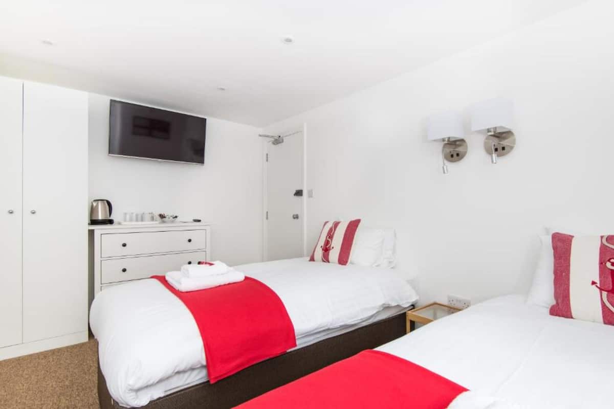Twin Room with En Suite Bathroom | Iron/ironing board, free WiFi, bed sheets