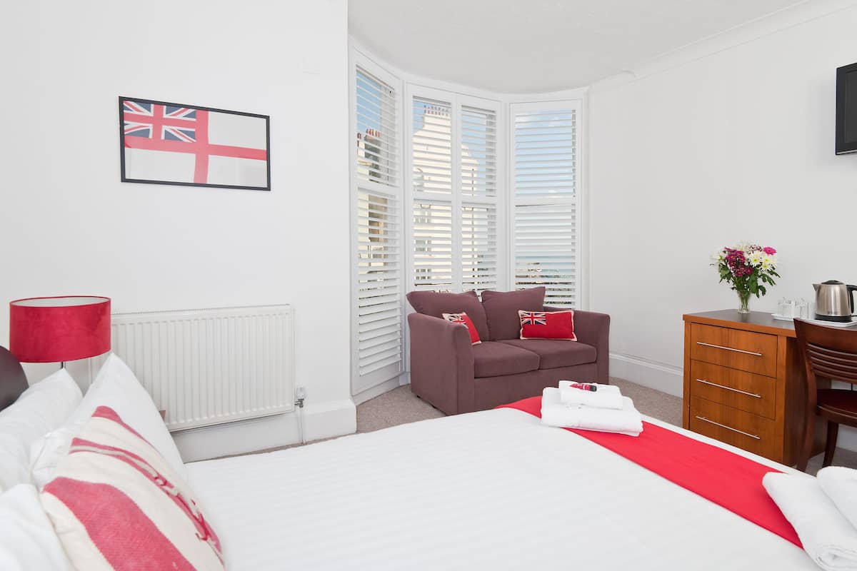 Double Room Sea View with En Suite Bathroom | Iron/ironing board, free WiFi, bed sheets