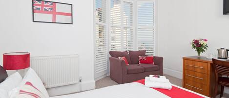 Tabla de planchar con plancha, wifi gratis y ropa de cama