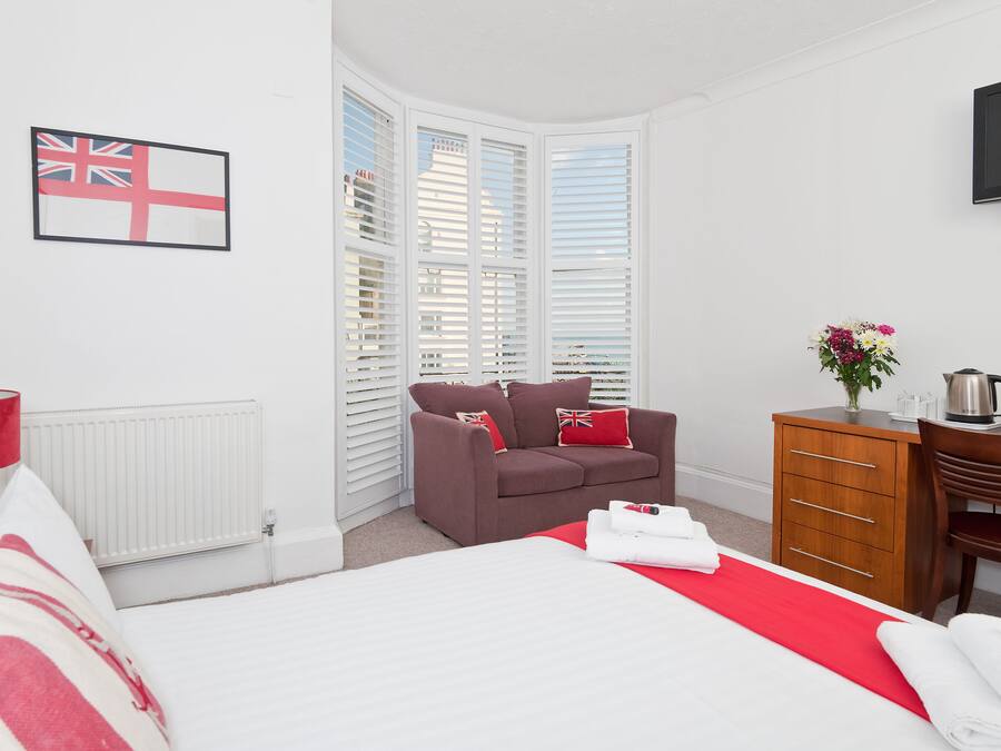 Double Room Sea View with En Suite Bathroom | Iron/ironing board, free WiFi, bed sheets