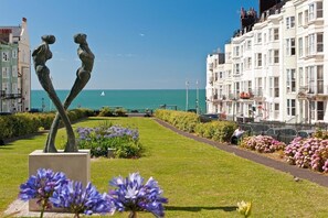 Property grounds - Hamptons Brighton (Brighton)
