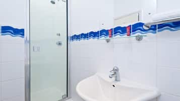 Amenidades de baño gratuitas, secadora de cabello, toallas, jabón