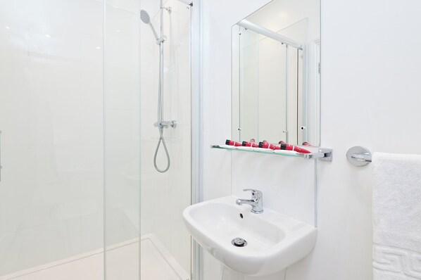 Artículos de tocador gratuitos, secador de pelo, toallas, jabón