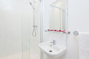 Artículos de tocador gratuitos, secador de pelo, toallas, jabón