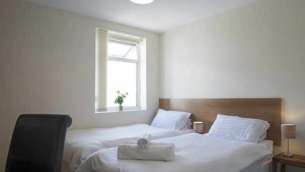 غرفة ديلوكس بسريرين منفصلين | مكتب ومكواة/لوح كي وواي فاي مجانًا وملاءات أسرّة