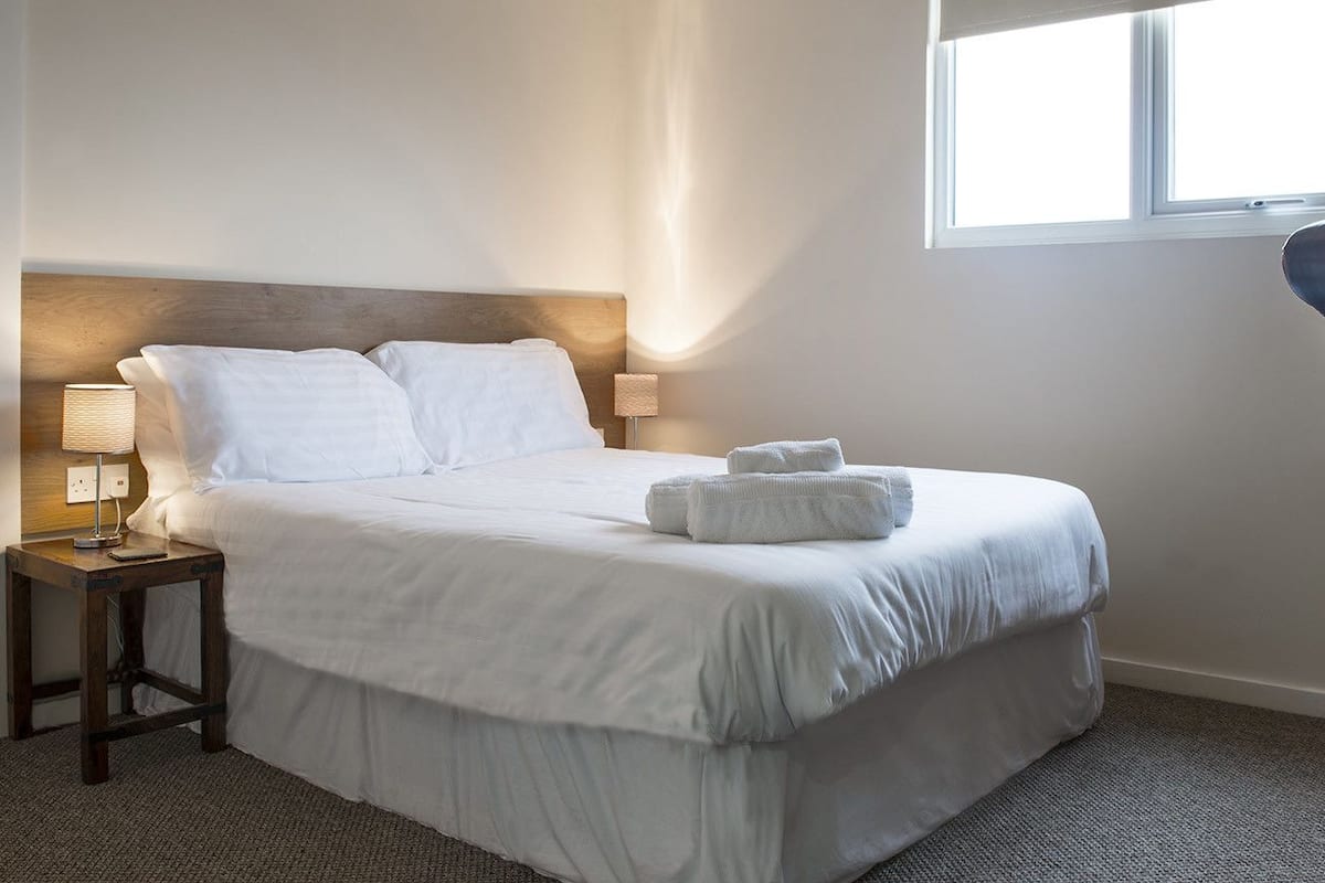 Deluxe szoba kétszemélyes ággyal | Íróasztal, vasaló/vasalódeszka, ingyenes wifi és ágynemű