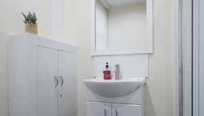 Dusj, toalettartikler (inkludert), hårføner og håndklær