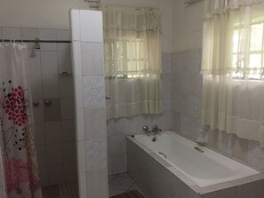 淋浴設備、免費梳洗用品、提供毛巾、番梘