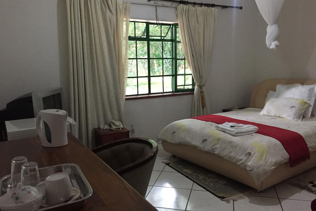 Habitación doble estándar | Escritorio y ropa de cama