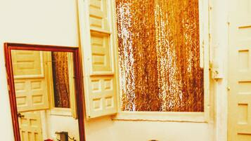 Twin kamer, gedeelde badkamer | Kamervoorziening