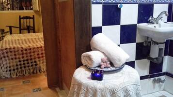 Basic Twin Room, Ensuite | Bathroom sink