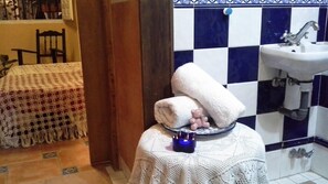 Basic Twin Room, Ensuite | Bathroom sink