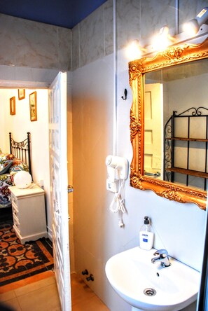 Triple Room, Ensuite (1) | Bathroom | Free toiletries, hair dryer, towels - Hostel Patio 19 (Málaga)