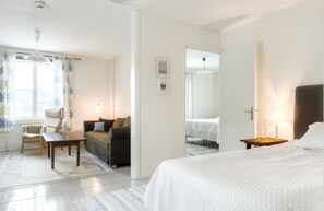 Chambre Familiale, salle de bains privée | Coin séjour