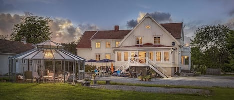 住宿正面 (夜晚)