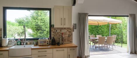 Lemari es, oven, kompor, dan mesin pencuci piring