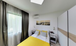 2 habitaciones, escritorio y tabla de planchar con plancha 