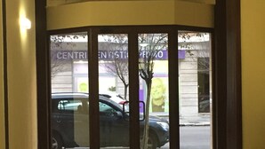 A revolving door leading to a building with a sign that reads "CENTRIENTRO PROMO". - La Dimora di Vesta (Lecce)