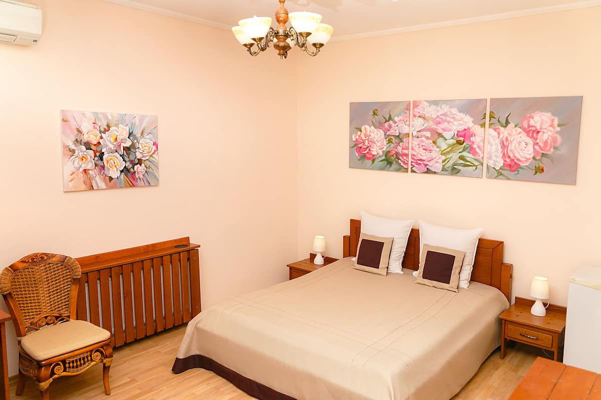 Premium bedding, desk, free WiFi