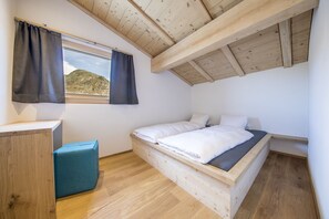 Basic-Doppelzimmer, 1 Queen-Bett, Bergblick, Annex | Hochwertige Bettwaren, kostenloses WLAN, Bettwäsche, Rollstuhlgeeignet