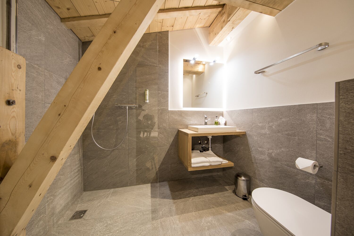 Un baño moderno con ducha, inodoro y lavabo.