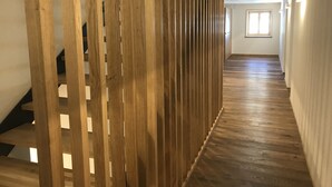 Un pasillo con suelo de madera y una separación de madera.