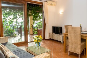 Departamento, 2 habitaciones, vista a la playa, planta baja | Sala de estar | Televisión de plasma 