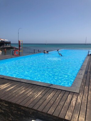Una piscina al aire libre