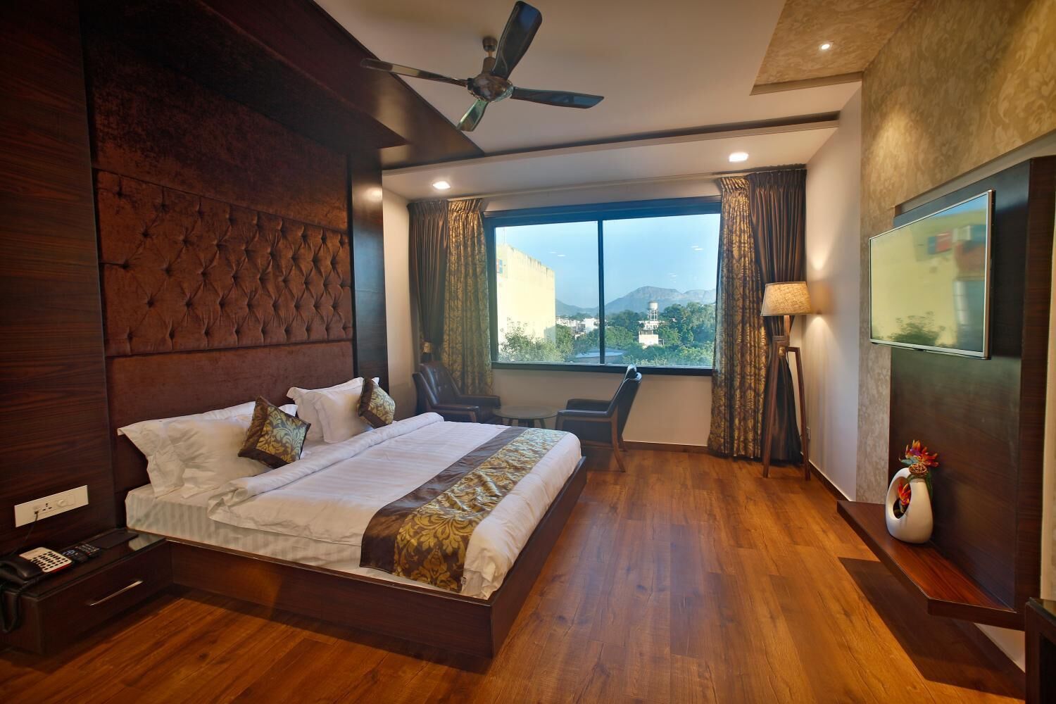 高級寝具、ミニバー、セーフティボックス (室内)、デスク