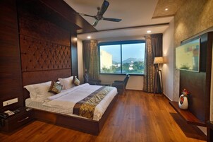 Premium bedding, minibar, in-room safe, desk